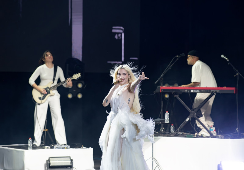 Elena Rose logró un lleno total y una complicidad con el público dominicano en su debut la noche del sábado 25 de abril de 2026.