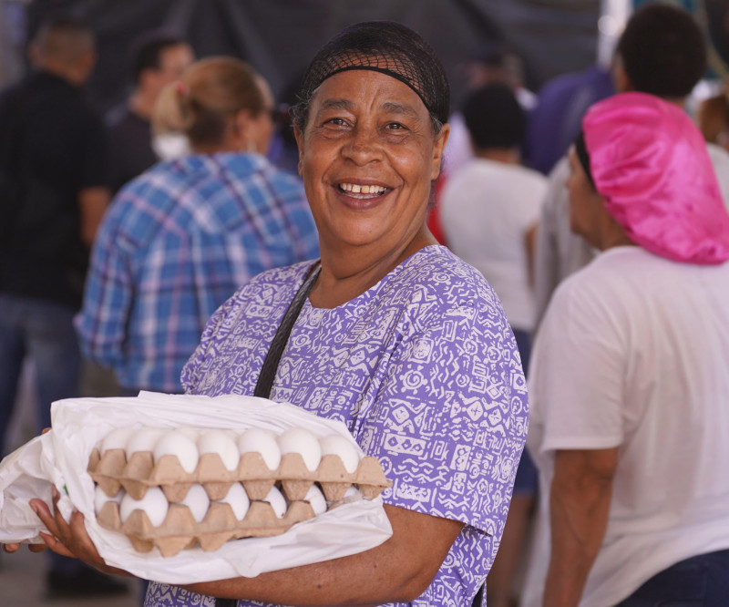 Madre carga huevos, ofrecidos por el Inespre.