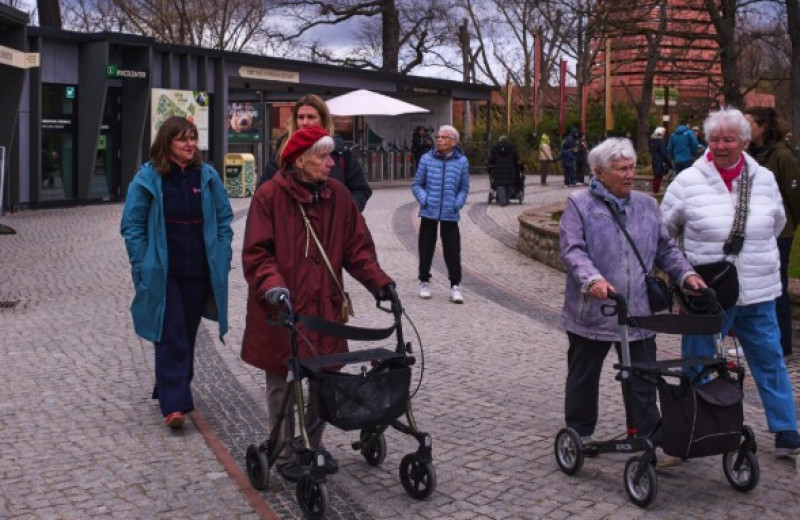 Monika Jansen y Christel Krueger participan en una visita guiada para personas con demencia organizada por Malteser Deutschland.