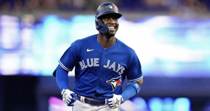 Jesús Sánchez recorre las almohadillas luego de dar su cuadrangular con uno a bordo en el partido contra los Guardianes.