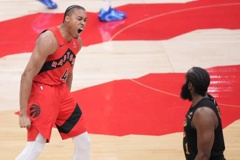 Scottie Barnes, de los Raptors, reacciona tras anotar un canasto ante la mirada de James Harden, de Cleveland.