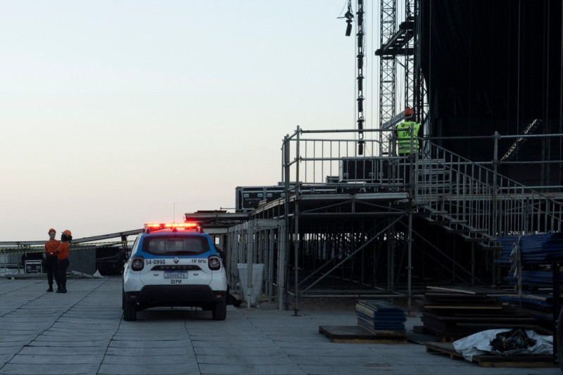 Coche patrulla frente al escenario que se está montando para la cantante colombiana Shakira en la playa de Copacabana, en Río de Janeiro, Brasil, el 26 de abril de 2026.