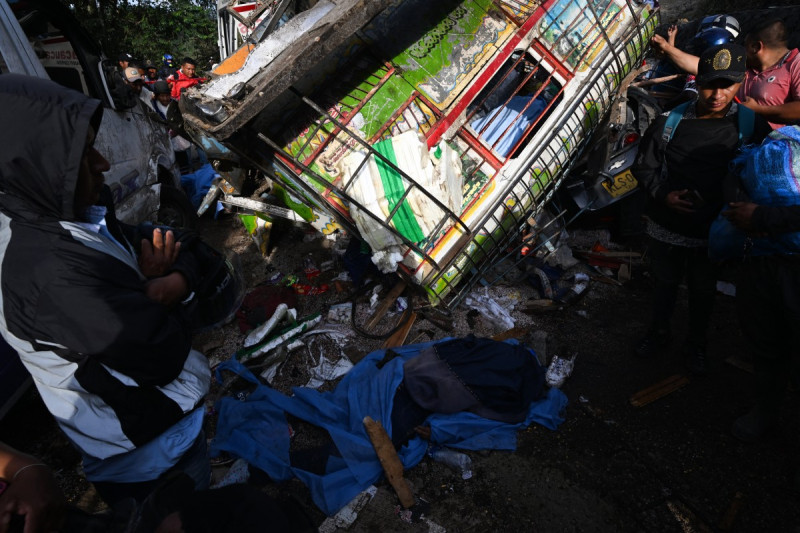 Personas rodean el cuerpo de una de las víctimas, tras un atentado con bomba en El Túnel, en la carretera Popayán-Cali, en Cajibio, departamento del Cauca, Colombia, el 25 de abril de 2026.