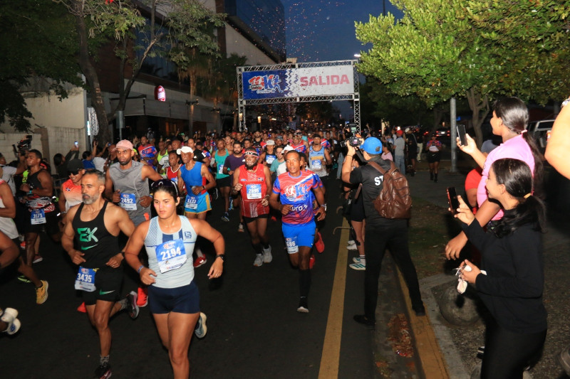 Centenares de corredores tomaron parte en varias categorías en el ya tradicional Carrera Carrefour 10K.