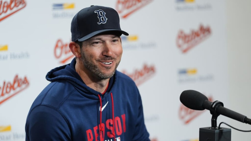 Chad Tracy es nombrado dirigente interino de los Medias Rojas de Boston.