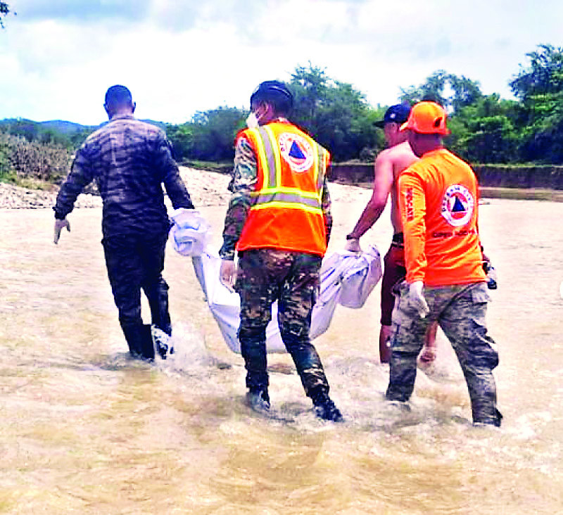 Brigadas de recatistas recuperaron dos cuerpos tras lluvias en el noroeste.