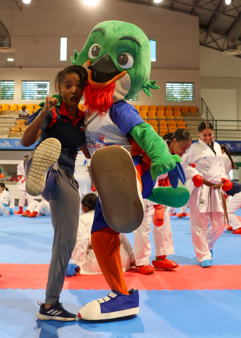 Ana mientras departía recientemente con Colí, la mascota oficial de los Juegos Centroamericanos y del Caribe ´Santo Domingo 2026".
