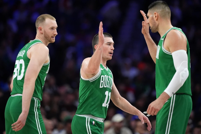 Payton Pritchard saluda a Nikola Vucevic luego del triunfo de los Celtics sobre los 76ers la noche del domingo.