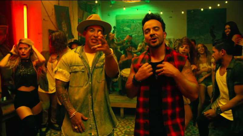Daddy Yankee y Luis Fonsi en el video musical de "Despacito".