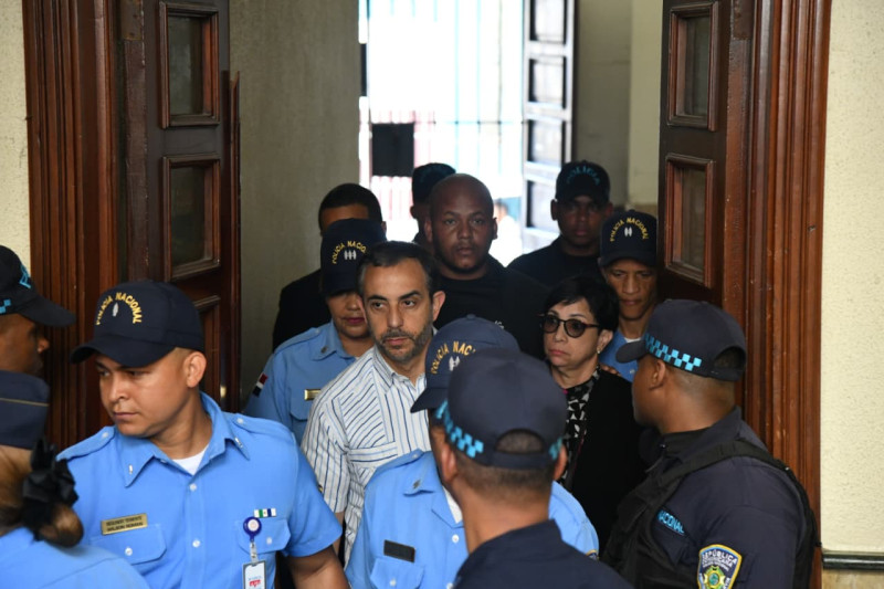 Los hermanos Antonio y Maribel Espaillat al dirigirse a la sala de audiencias la mañana del lunes 27 de abril de 2026