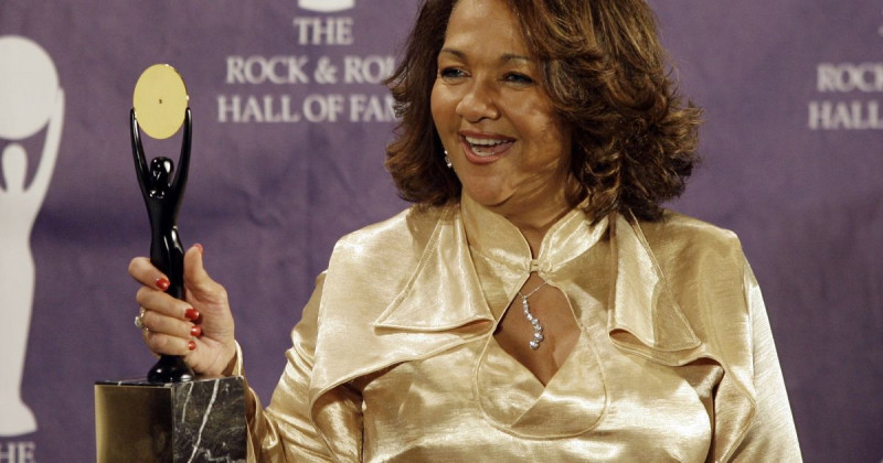Nedra Talley Ross aparece en la sala de prensa tras la ceremonia de ingreso de The Ronettes al Salón de la Fama del Rock & Roll en Nueva York el 12 de marzo de 2007.