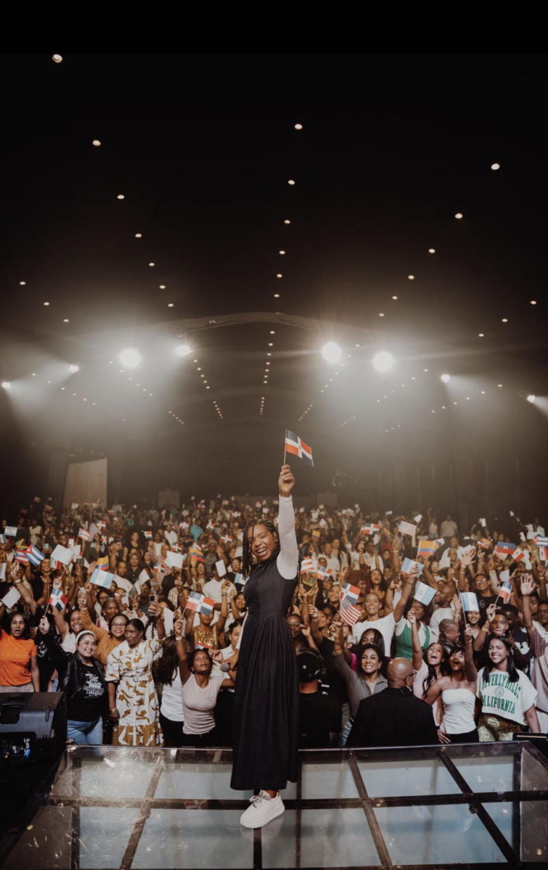 La artista cristiana Arianny Aquino durante su gira "Cuando él me toca".