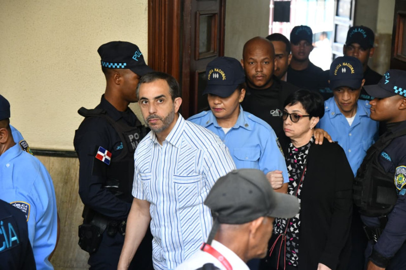 Los hermanos Antonio y Maribel Espaillat al dirigirse a la sala de audiencias la mañana del lunes 27 de abril de 2026.