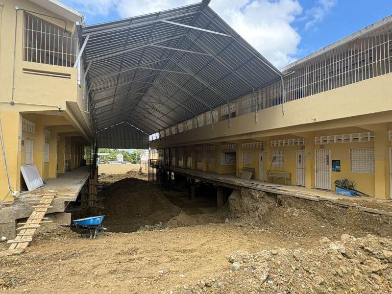 paralización de reconstrucció de la escuela Rafaela Jiminián de Cruz.