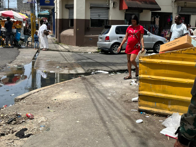 Basura y aguas estancadas en una esquina de la Maternidad de Los Mina.