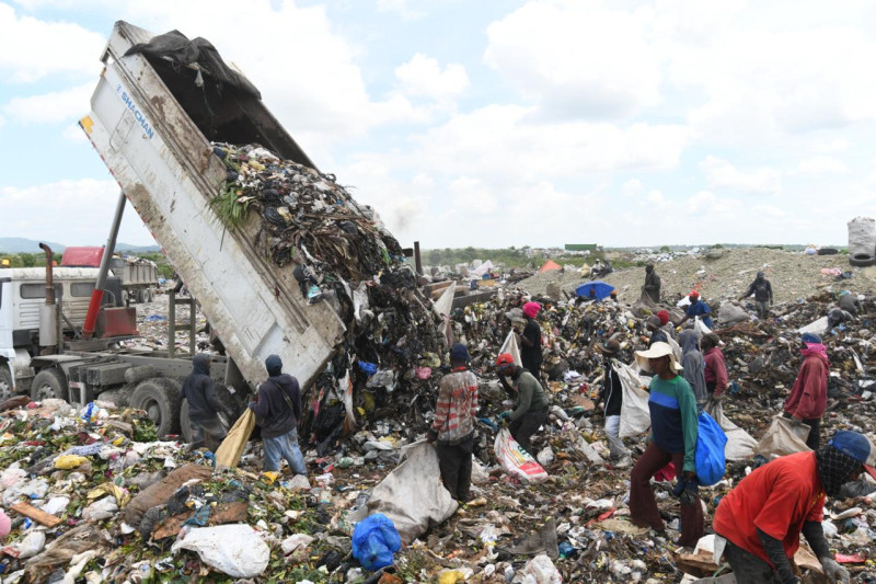 La presencia de buzos es constante en el vertedero de Duquesa.