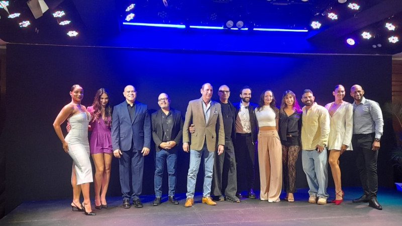 Elenco del musical "Broadway Broadway" junto a su productor Amaury Sánchez y la coreógrafa Natalie Borsos en el encuentro de prensa.
