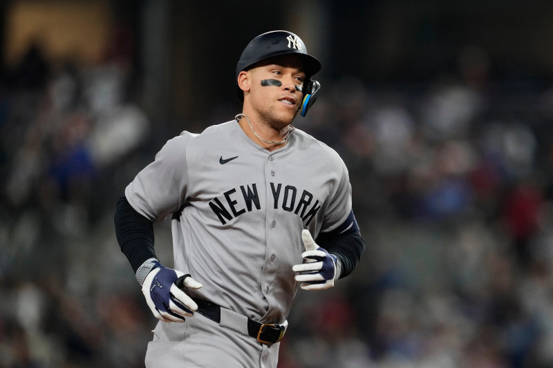 Aaron Judge sonríe al cruzar la antesala luego de pega su onceavo jonrón de la campaña.