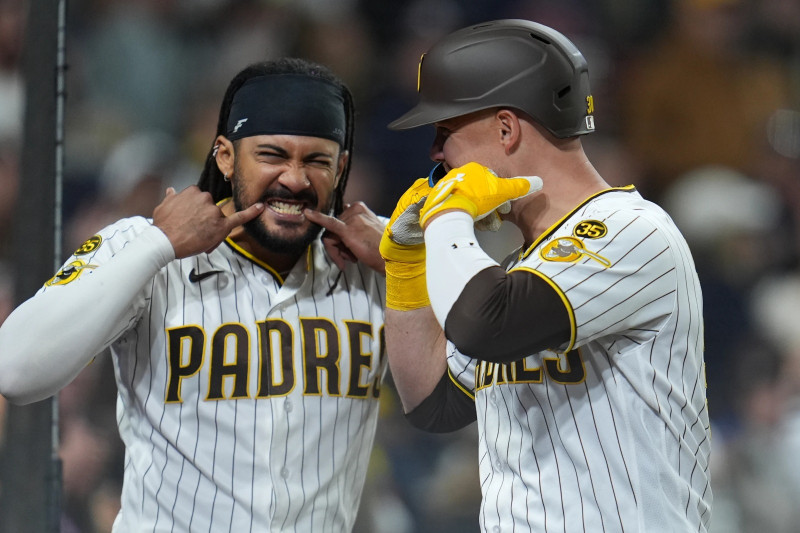 Fernando Tatis Jr. celebra junto a Ty France la victoria de los Padres.