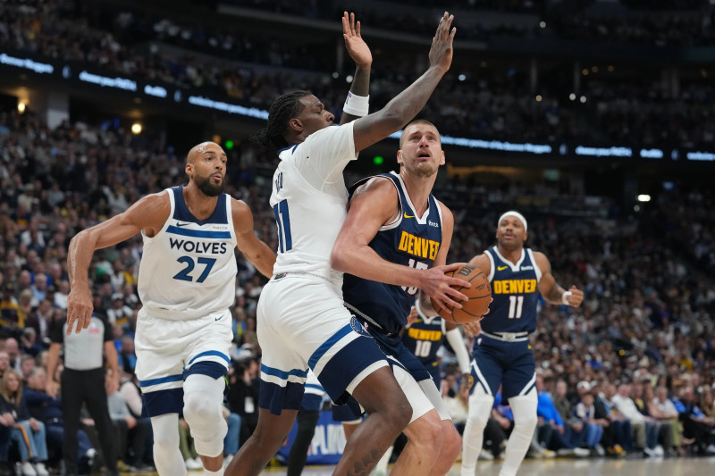 Nikola Jokic lucha una canasta ante el centro de Minnesota, Naz Reid.