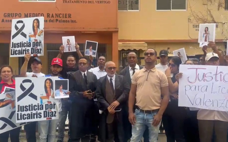 Familiares de Licairis Yalibes Díaz Valenzuela exigen justicia frente al Palacio de Justicia de Ciudad Nueva.