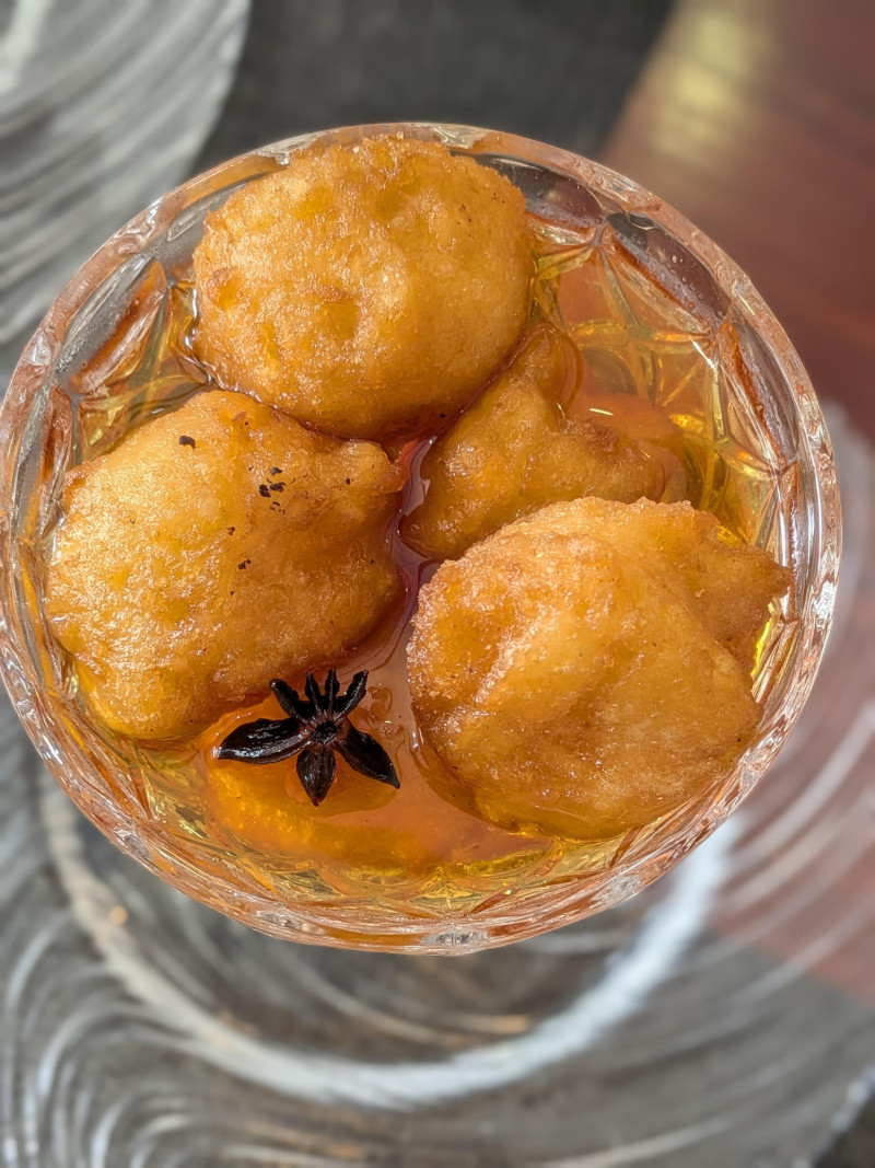 Buñuelos de yuca en almíbar