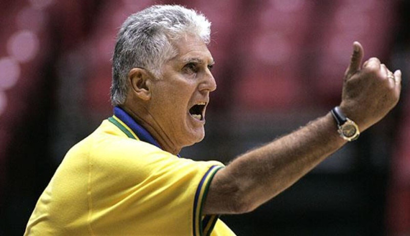 Moncho Monsalve mientras dirigía un partido de la selección de Brasil.