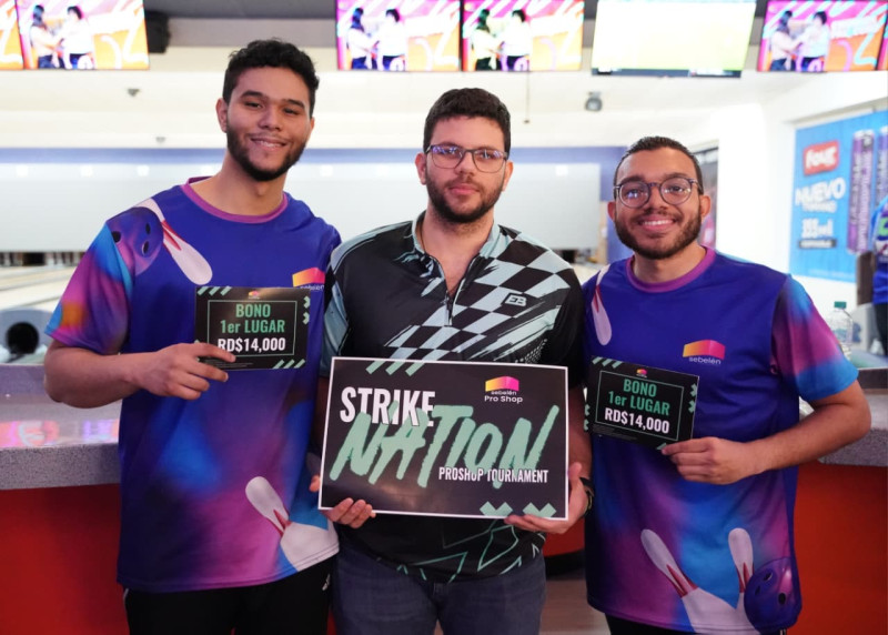 Leonardo Ardente  premia a Giancarlos Alvarez y  Carlos Ramírez, en acto celebrado en el SBC.