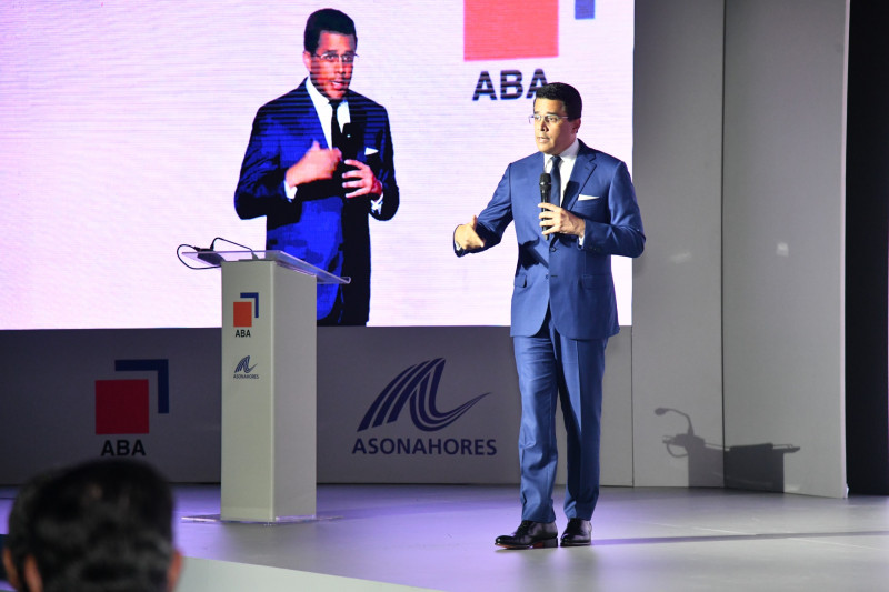 El ministro David Collado cuando exponía en la actividad organizada por la ABA y Asonahores.