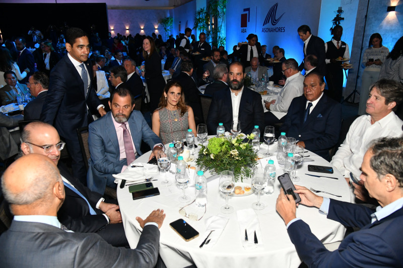 Entre los invitados al Foro, figuran los empresarios Samir Rizek, José Miguel y Ligia Bonetti, Juan Vicini, Adan Matos, José Miguel Cuadra y los periodistas Aníbal de Castro y Miguel Franjul, directores de Diario Libre y Listín Diario.