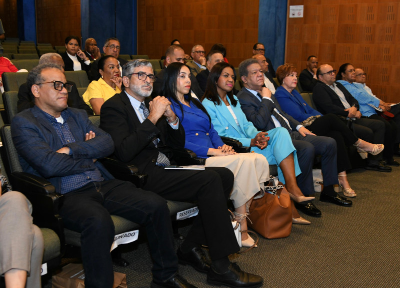 El expresidente Leonel Fernández fue invitado a la conferencia.
