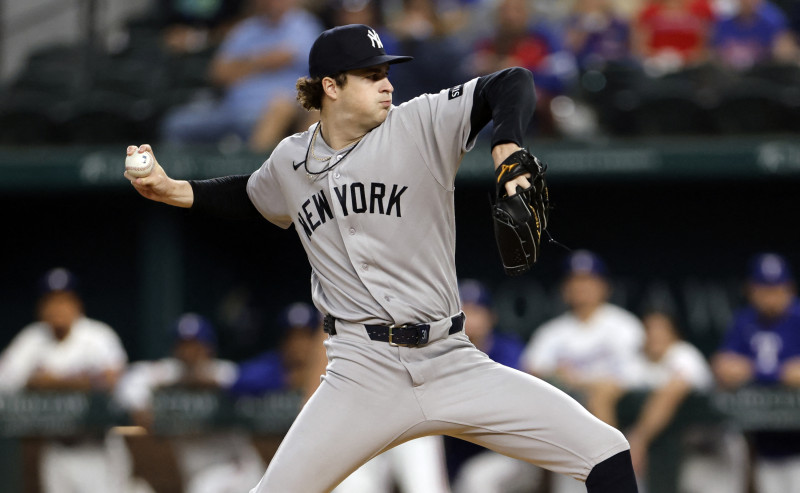 Cam Schlittler durante su apertura ante los Rangers.