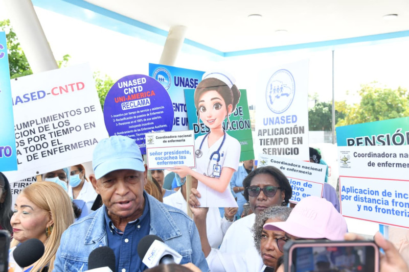 Enfermeras realizan platón en la explanada del Hospital General Doctor Moscoso Puello.