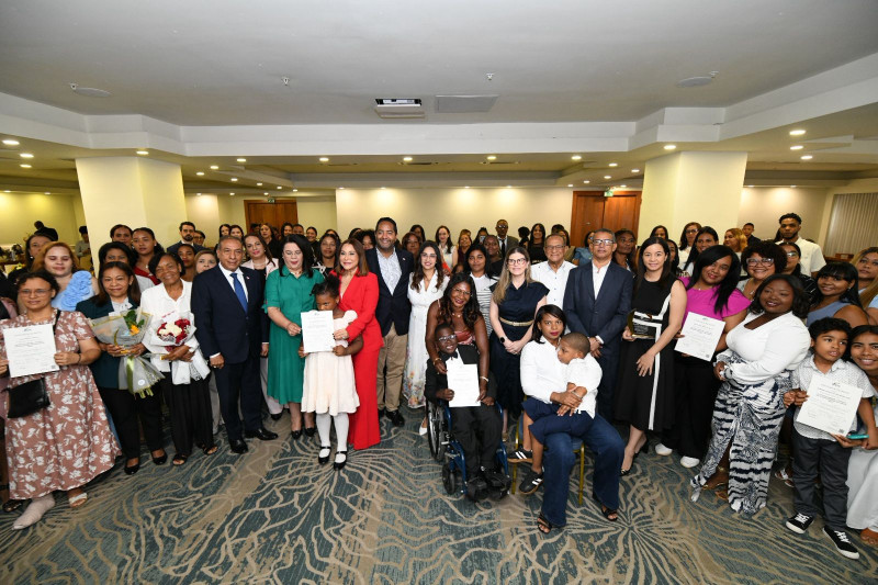 Padres y madres obtienen certificados del “Curso de Cuidados y Apoyo para Personas con Discapacidad”.