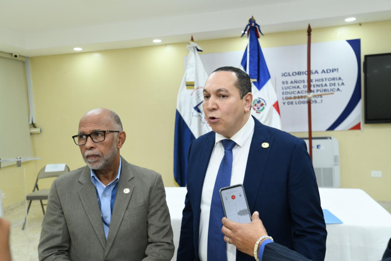 Dirigentes de ADP e Ideice en el convenio.