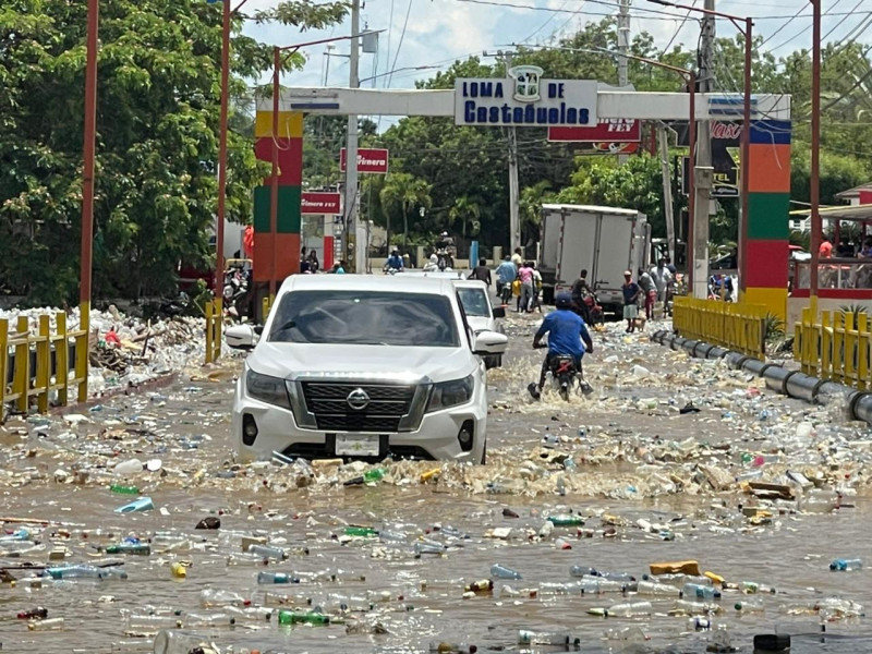El aumento significativo del río Yaque del Norte provocó que las aguas sobrepasaran el puente que comunica las comunidades de Loma con el casco urbano del municipio