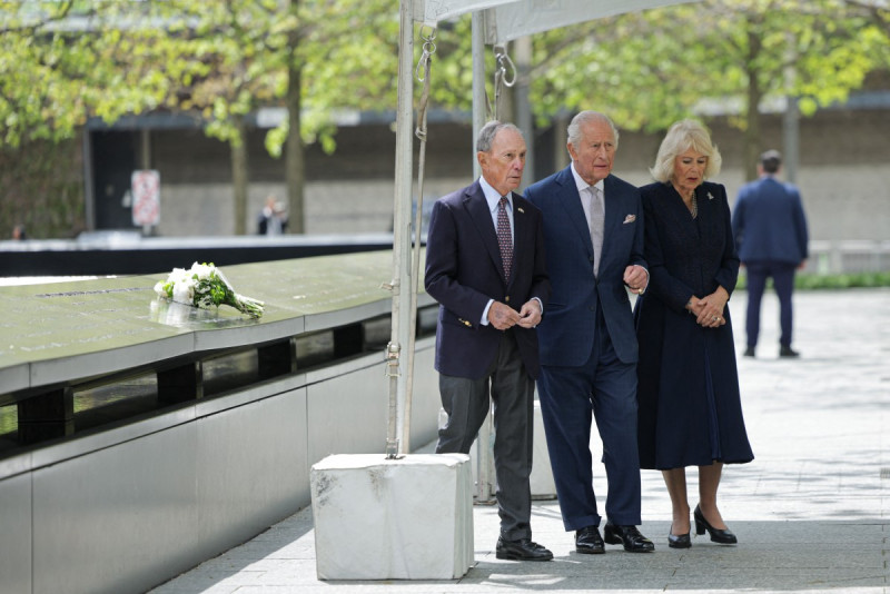 El rey Carlos III  la reina Camila y Michael Bloomberg presidente del Monumento Nacional del 11 de Septiembre.