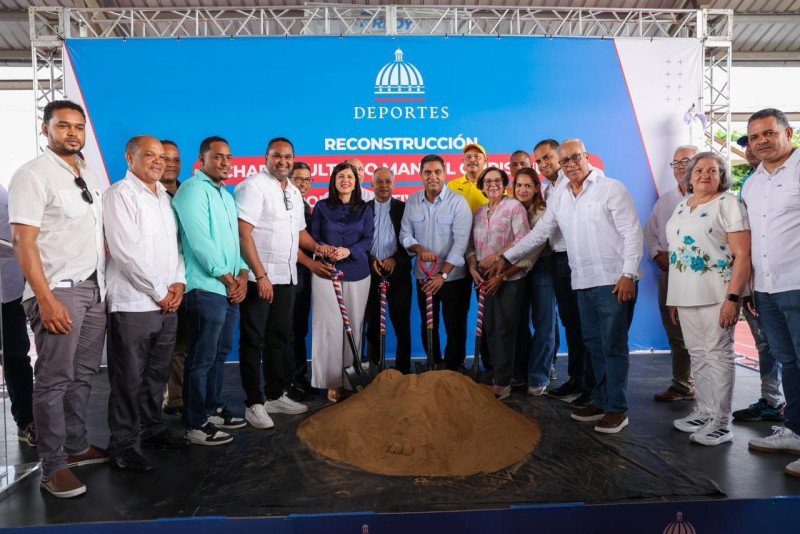 El ministro Kelvin Cruz y la senadora Mercedes Ortiz mientras daban el palazo de honor para dejar formalmente iniciados los trabajos de remodelación del techado de Salcedo.