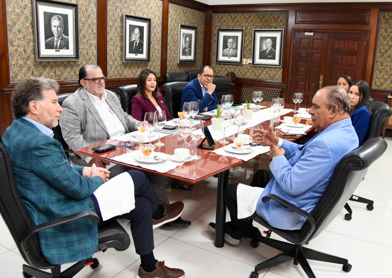 Ejecutivos de Newlink Dominicana acompañan al CEO de Newlink en el Desayuno de Listín Diario junto al director de Listín Diario, Miguel Franjul, y la periodista Yadimir Crespo.