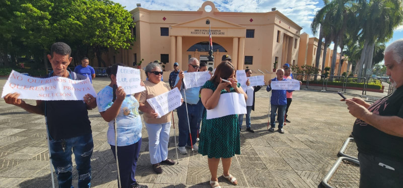 Personas con discapacidad visual y padres de niños con TEA protestan frente al Palacio Nacional.