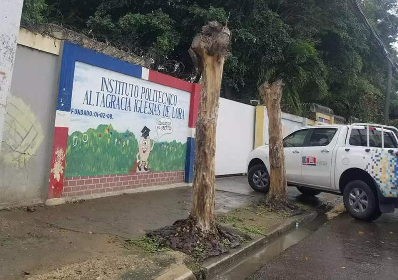 Padres y estudiantes advirtieron sobre el riesgo que representan las filtraciones en la estructura del plantel escolar en Santiago.