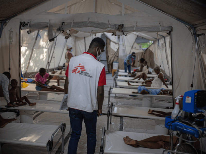 MSF y otras organizaciones aseguran que desde que la violencia se recrudeció a principios de 2024, "seis de cada diez centros médicos de Puerto Príncipe han cerrado.
