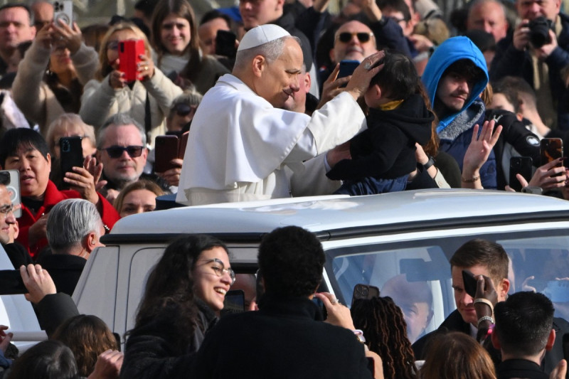 El papa León XIV acaricia a un niño en su papamóvil durante la Audiencia Jubilar en la Plaza de San Pedro en el Vaticano el 20 de diciembre de 2025.