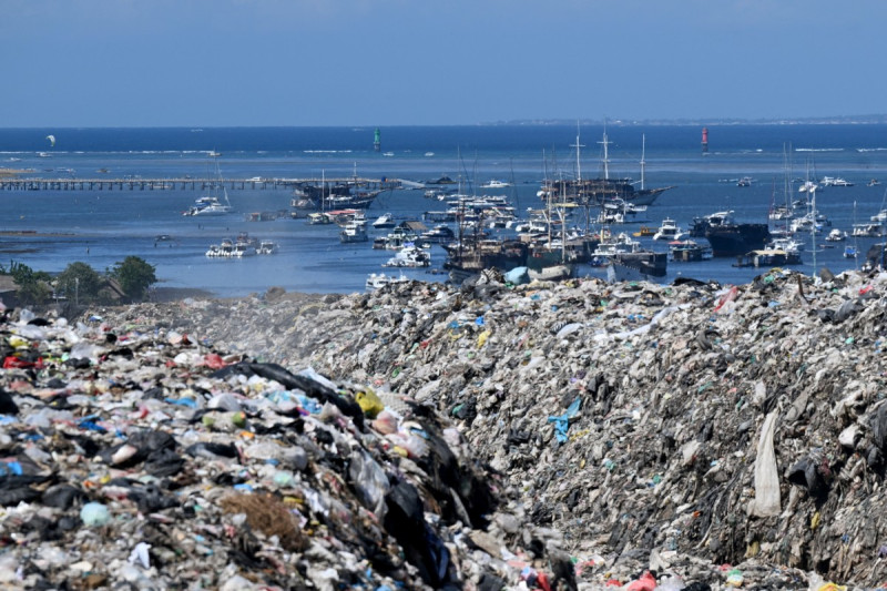 Se observan montones de basura en el vertedero de Suwung en Denpasar, en la isla turística indonesia de Bali, el 17 de abril de 2026.