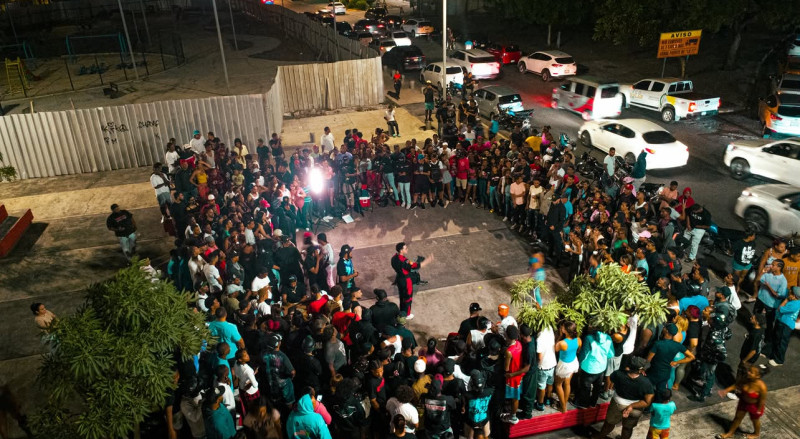 Miles de personas amanecieron acompañando a los participantes de “Planeta Alofoke” en distintos puntos de la ciudad.