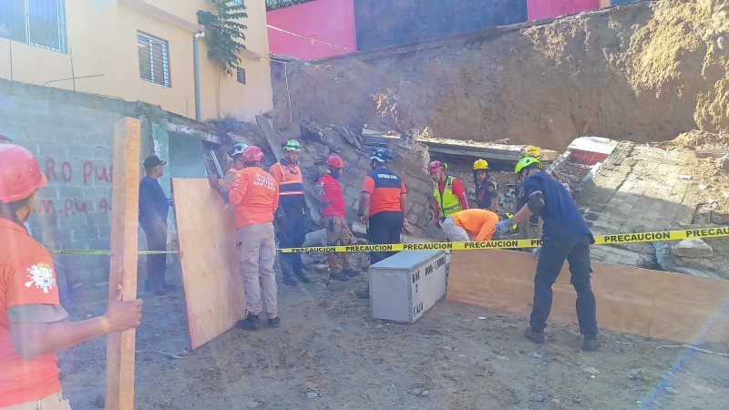 Miembros de la Defensa Civil de Santiago en el lugar del derrumbe