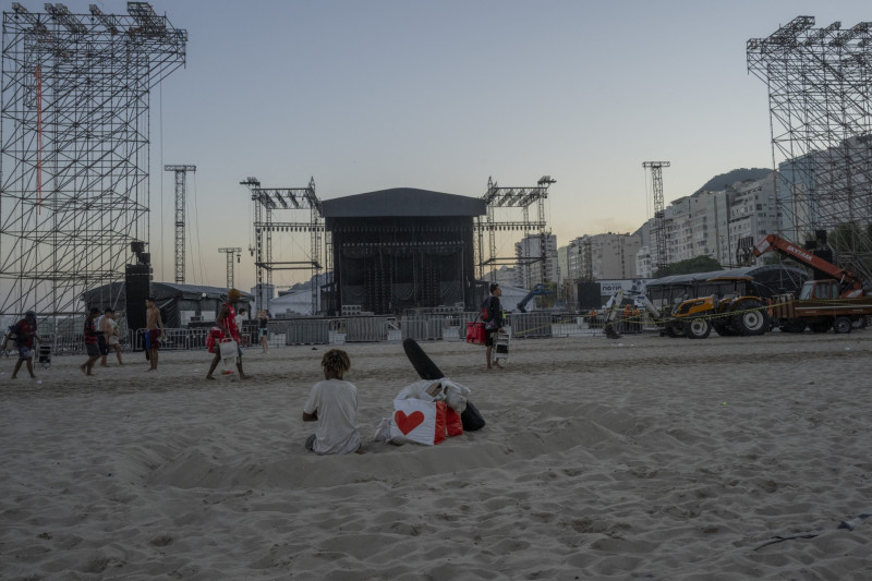 Vista general del escenario para la cantante colombiana Shakira en la playa de Copacabana, Río de Janeiro, Brasil, el 26 de abril de 2026.