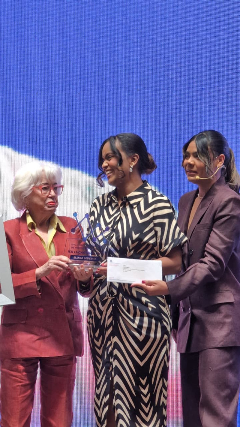 Eliana Ledesma al recibir el reconocimiento por el primer lugar del Premio Nacional de Periodismo de Datos