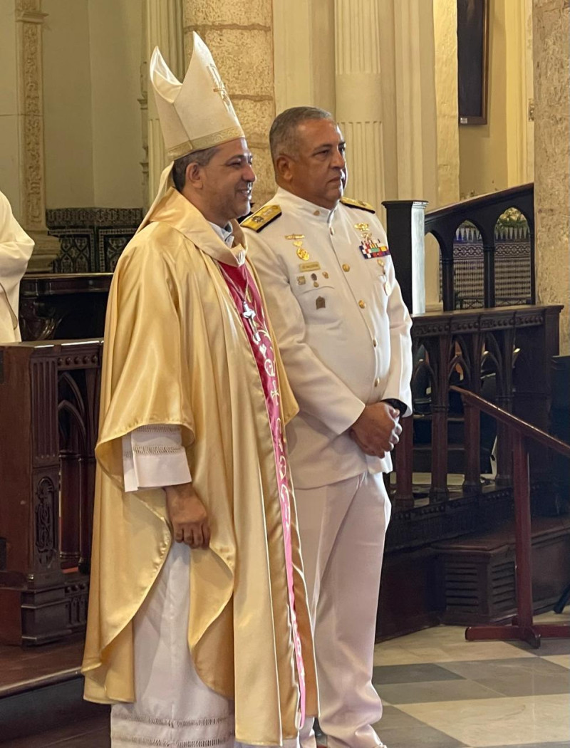 El Arzobispo Coadjutor y el director general de la Dirección General de Migración (DGM), Luis Rafael Lee Ballester