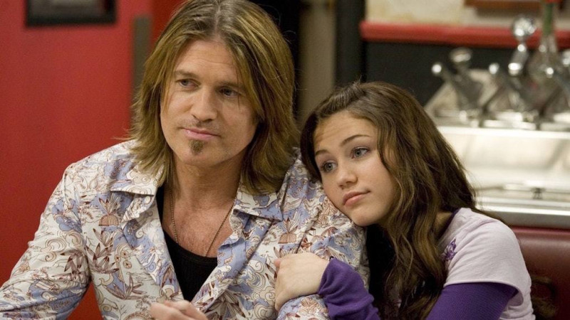 Miley Cyrus dice que su padre, Billy Ray Cyrus, nunca la dejó sola en un camerino cuando era niña.